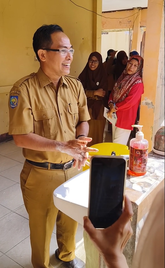 Direktur ikut lomba cuci tangan